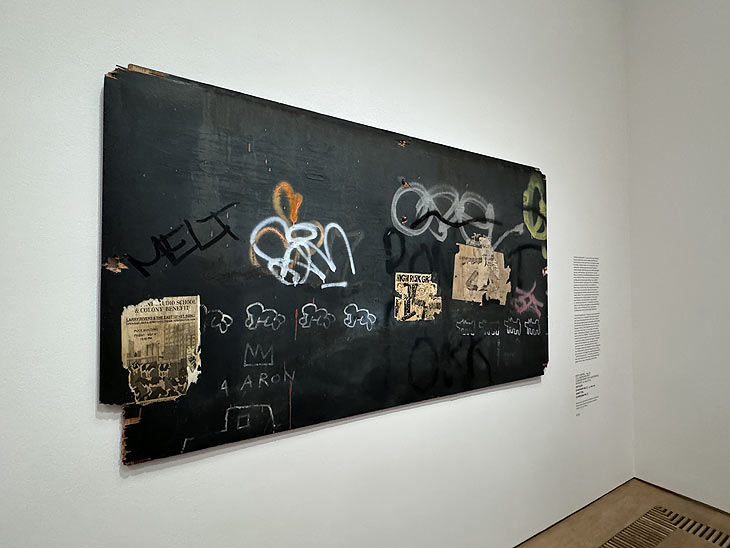 mit Zeichnungen in der U-Bahn  begann die Karriere von Keith Haring, zu sehen in der Ausstellung "Andy Warhol & Keith Haring. Party of Life" vom 28. Juni 2024 bis 26. Januar 2025 im Untergeschoss des Museum Brandhorst (©Foto: Martin Schmitz) 